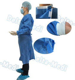 青く使い捨て可能な手術衣、手タオルが付いているSMSの外科医のガウン