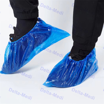 CPEの使い捨て可能な外科靴はPEの反スリップのプラスチック防水ブーツ カバーをカバーする