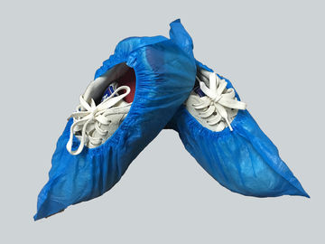 青い医学のプラスチック プロダクト使い捨て可能な靴カバーPEはすべり止め15 Cmを防水します